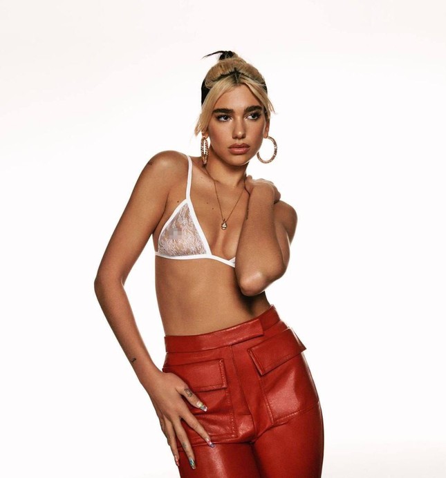 Dua Lipa shows off her beautiful body curve that catches fans' hearts photo 8