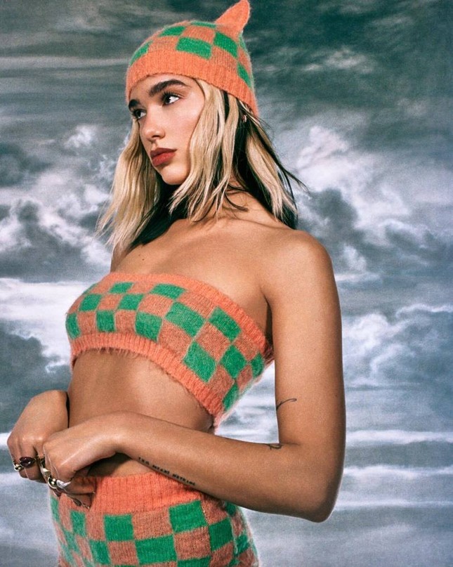 Dua Lipa shows off her beautiful body curve that catches fans' hearts photo 3