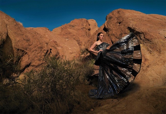 'Wonder Woman' Gal Gadot is as beautiful as a goddess in American Vogue photo 2