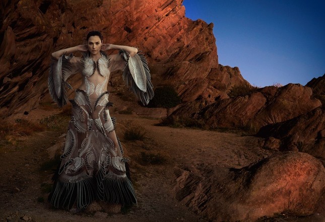 'Wonder Woman' Gal Gadot is as beautiful as a goddess in American Vogue photo 5