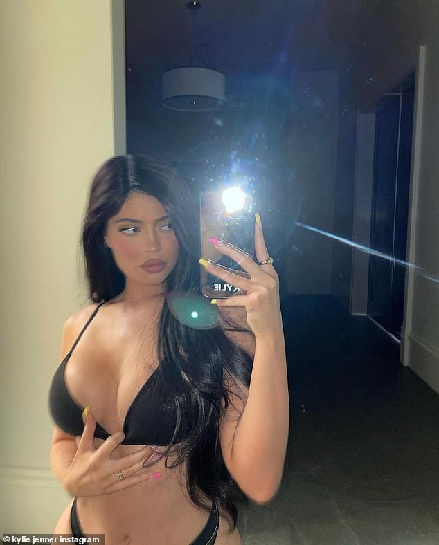 Em gái tỷ phú của Kim Kardashian tung ảnh nóng bỏng ảnh 2
