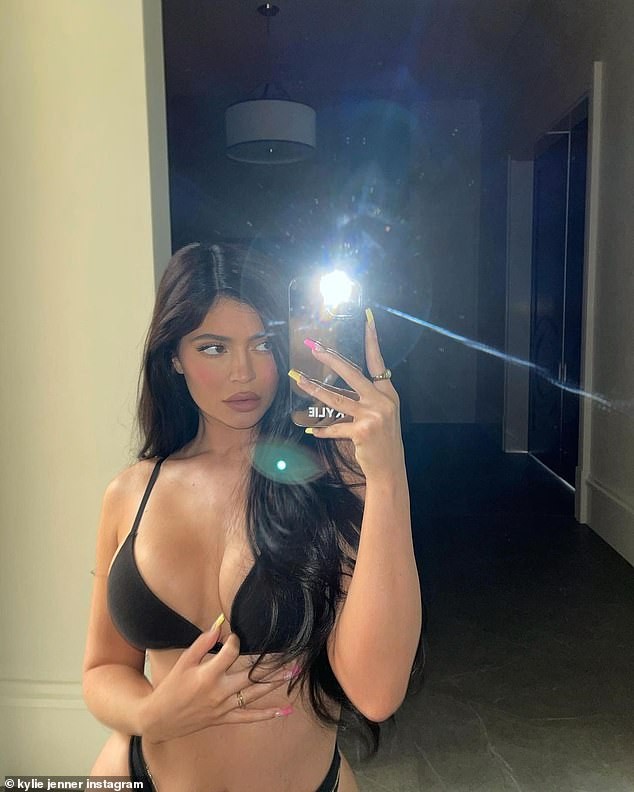 Em gái tỷ phú của Kim Kardashian tung ảnh nóng bỏng ảnh 3