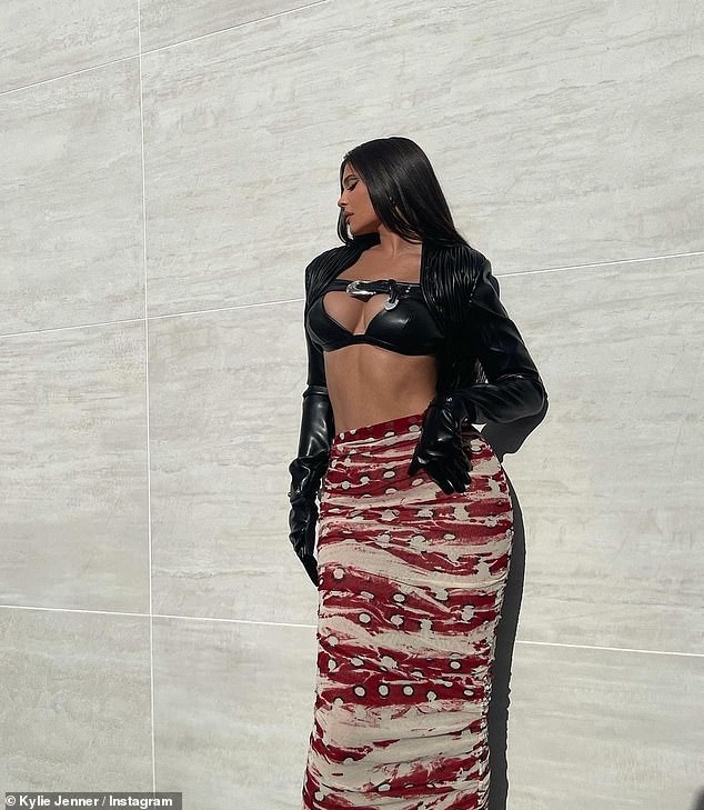 Tỷ phú Kylie Jenner khoe 3 vòng cực 'bốc lửa', lượng fan tăng chóng mặt trên Instagram ảnh 3