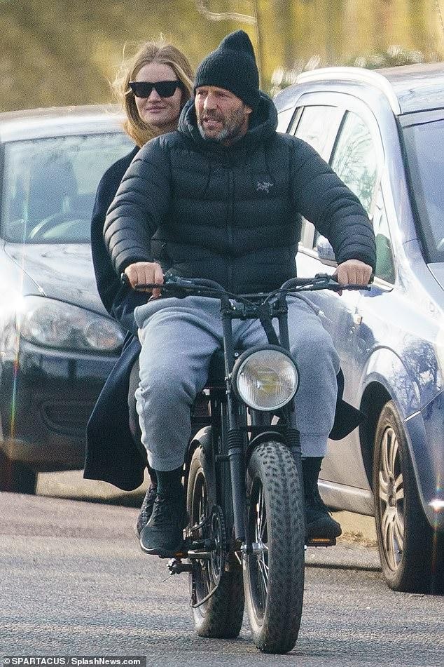 'Transporter' Jason Statham passes his girlfriend with an electric bike on the street, attracting attention photo 1