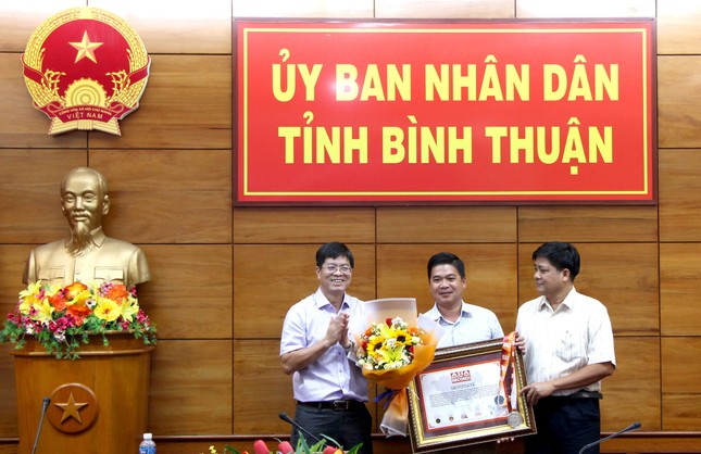 Thanh long Bình Thuận vinh dự đón nhận Bằng Kỷ lục Châu Á ảnh 1