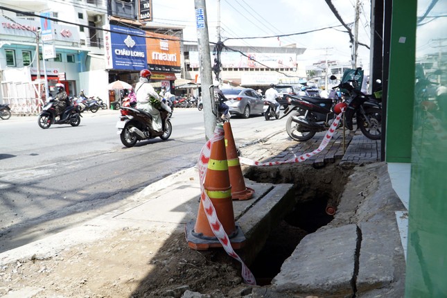 'Hố tử thần' xuất hiện trước nhà người dân ở TPHCM ảnh 1