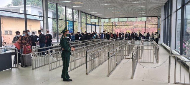 Hàng trăm người xếp hàng chờ xuất cảnh sang Trung Quốc ở cửa khẩu Móng Cái - Ảnh 10.