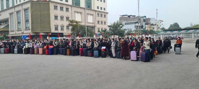 Hàng trăm người xếp hàng chờ xuất cảnh sang Trung Quốc ở cửa khẩu Móng Cái - Ảnh 8.