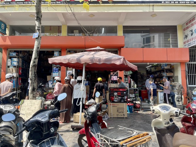 Quảng Ninh: Máy phát điện cháy hàng, quạt tích điện đội giá ảnh 4