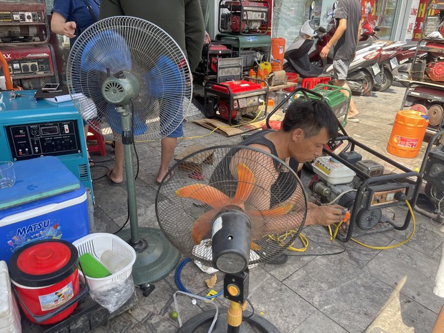 Quảng Ninh: Máy phát điện cháy hàng, quạt tích điện đội giá ảnh 7