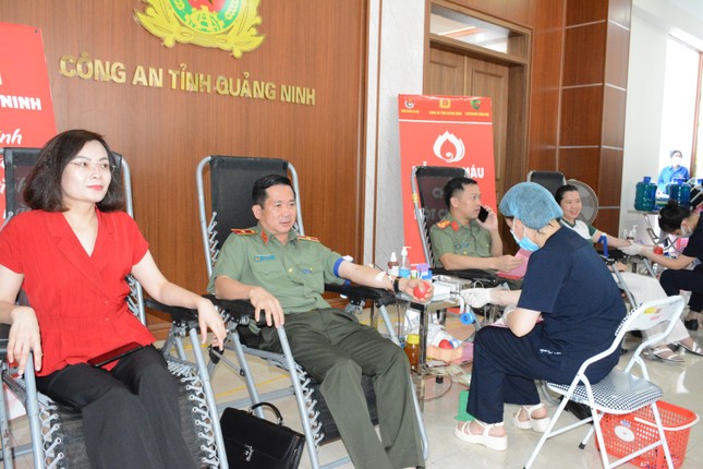 Thiếu tướng Đinh Văn Nơi cùng hơn 200 chiến sĩ, đoàn viên hiến máu ảnh 1