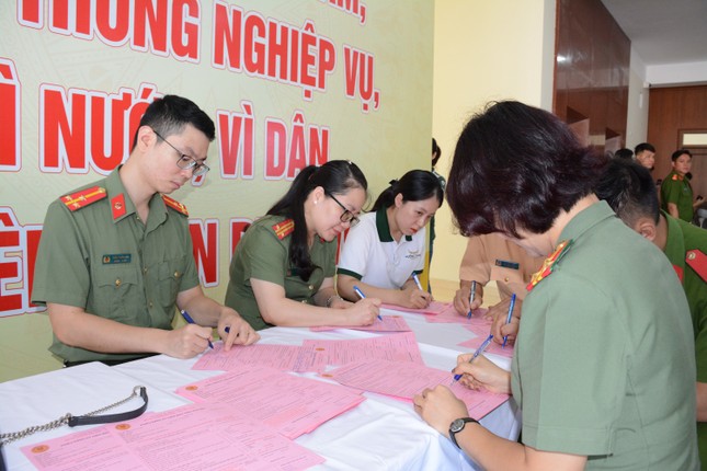 Thiếu tướng Đinh Văn Nơi cùng hơn 200 chiến sĩ, đoàn viên hiến máu ảnh 2