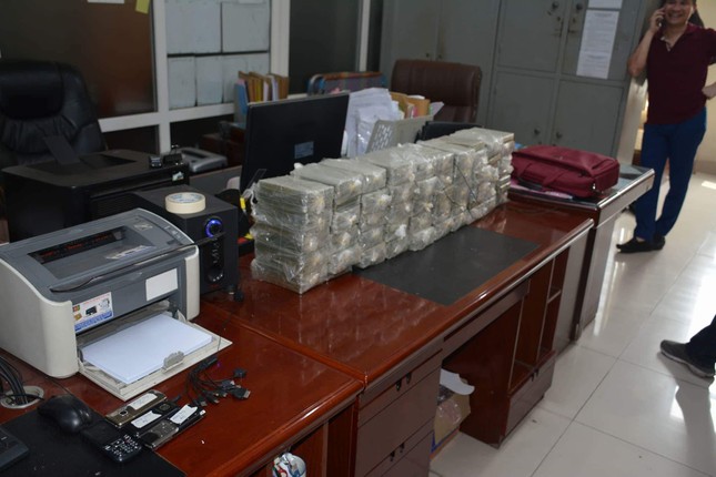 CSGT bắt xe biển Lào vận chuyển 100 bánh heroin ảnh 2