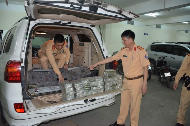 CSGT bắt xe biển Lào vận chuyển 100 bánh heroin ảnh 1