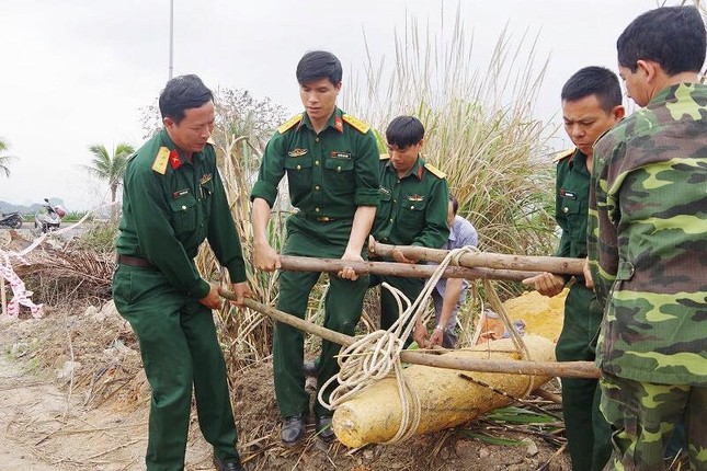 Đi thể dục buổi sáng phát hiện quả bom nặng 250kg ảnh 1