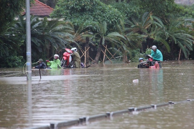 Mưa ngập, người dân Hạ Long dùng xuồng trên quốc lộ ảnh 7
