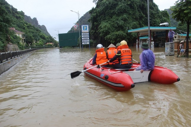 Mưa ngập, người dân Hạ Long dùng xuồng trên quốc lộ ảnh 8
