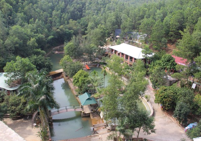 Ngăn suối, dựng nhà làm khu du lịch trái phép ảnh 1