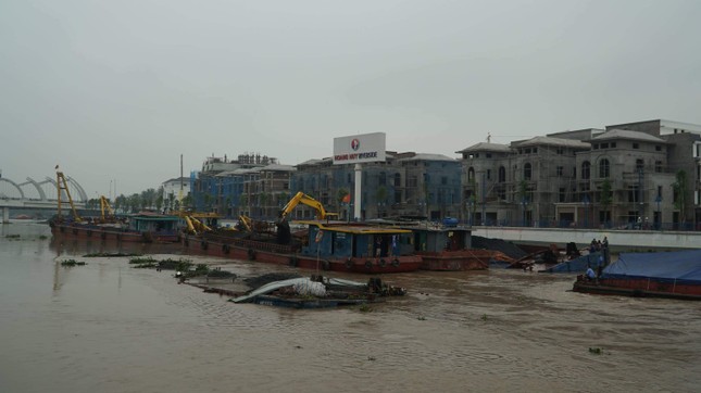 Trục vớt 2 xà lan chở than bị chìm trên sông Tam Bạc ảnh 1