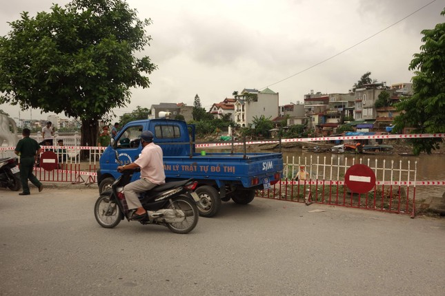 Cận cảnh quả bom nặng hơn 100kg dưới lòng sông Hải Phòng ảnh 2
