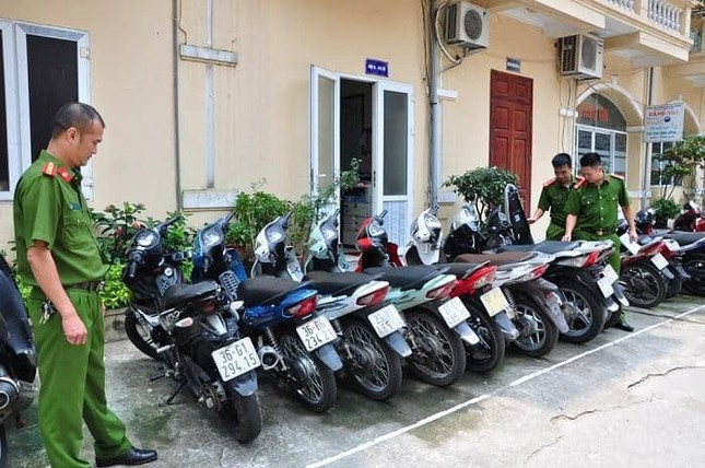4 đối tượng một đêm đột nhập vào nhà dân trộm 6 xe máy ảnh 2