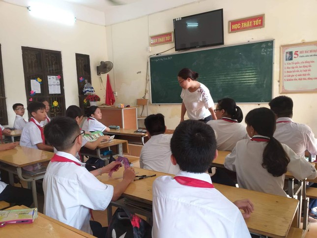 Thiếu giáo viên tiếng Anh, nhiều học sinh Hải Phòng đến lớp chỉ để chơi ảnh 2