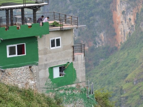 Công trình 'chui' Panorama Mã Pì Lèng sắp bị tháo dỡ bất ngờ được sơn màu xanh ảnh 4