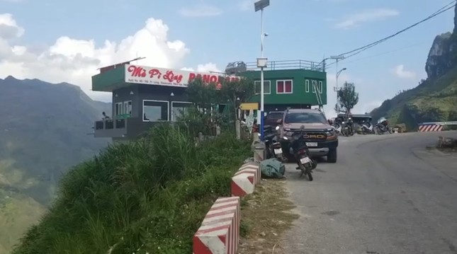 Công trình 'chui' Panorama Mã Pì Lèng sắp bị tháo dỡ bất ngờ được sơn màu xanh ảnh 1