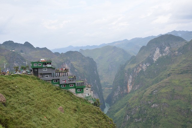 Công trình 'chui' Panorama Mã Pì Lèng sắp bị tháo dỡ bất ngờ được sơn màu xanh ảnh 2