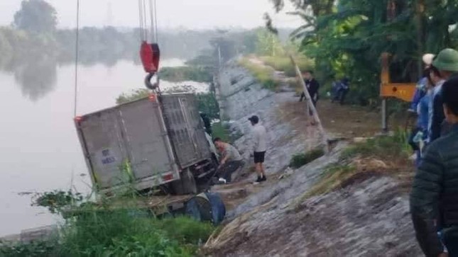 Hy hữu: Đang chèo bè trên sông, một ngư dân bị ô tô đè tử vong ảnh 1