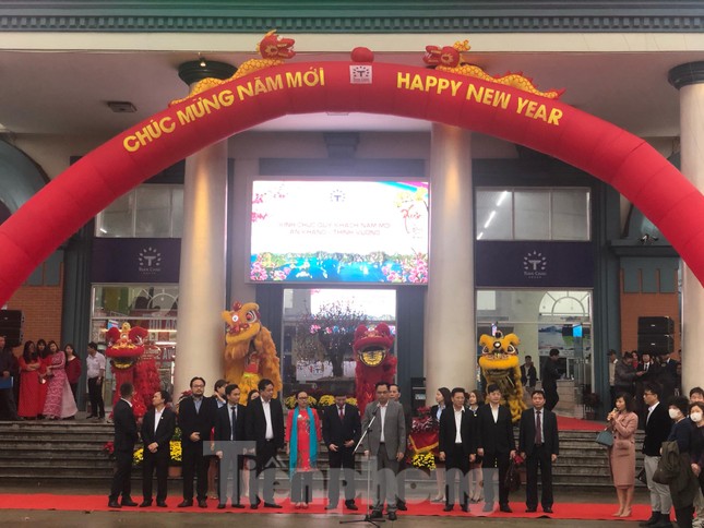Bí thư Tỉnh ủy Quảng Ninh đích thân lì xì đoàn khách xông đất vịnh Hạ Long ảnh 2