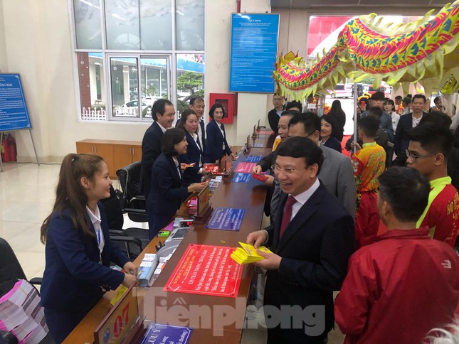 Bí thư Tỉnh ủy Quảng Ninh đích thân lì xì đoàn khách xông đất vịnh Hạ Long ảnh 4