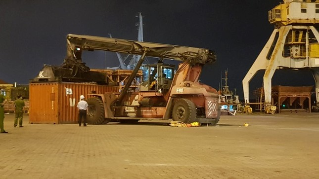Công nhân tử vong dưới bánh xe nâng ở cảng Chùa Vẽ ảnh 1