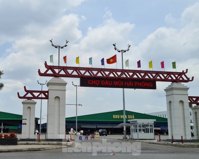Ban Thường vụ Quận ủy bị kỷ luật vì để xảy ra sai phạm ở chợ rau ảnh 1