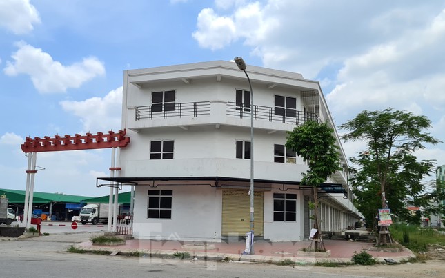 Ban Thường vụ Quận ủy bị kỷ luật vì để xảy ra sai phạm ở chợ rau ảnh 2