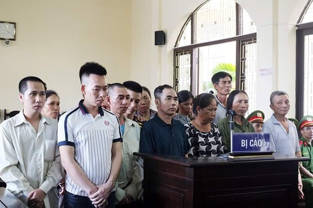 16 đối tượng ném bom xăng vào lực lượng cưỡng chế lĩnh án tù ảnh 1