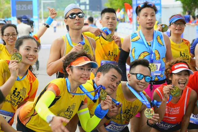 Hàng nghìn người chạy marathon trên bờ vịnh Hạ Long ảnh 11
