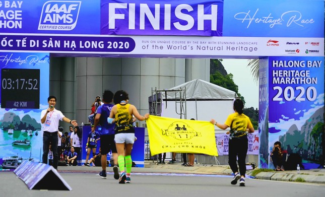 Hàng nghìn người chạy marathon trên bờ vịnh Hạ Long ảnh 12