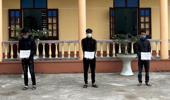 Mạo danh chốt phòng dịch chặn đường thu tiền, không nộp tiền liền bị đánh ảnh 1