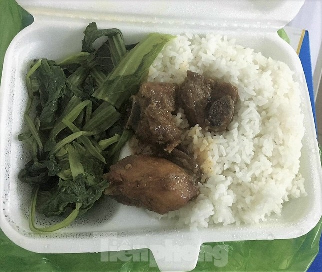 Công an, Thanh tra vào cuộc vụ bữa ăn bị 'cắt xén' trong khu cách ly ở Quảng Ninh ảnh 2