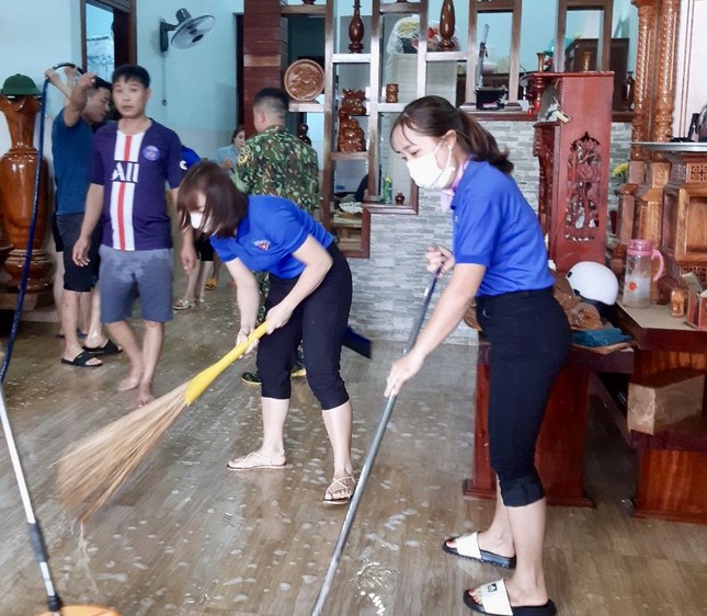 Thanh niên Đắk Nông giúp người dân khắc phục hậu quả mưa lũ ảnh 4