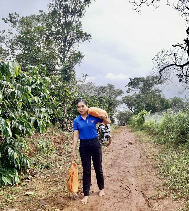 Thanh niên Đắk Nông giúp người dân khắc phục hậu quả mưa lũ ảnh 6