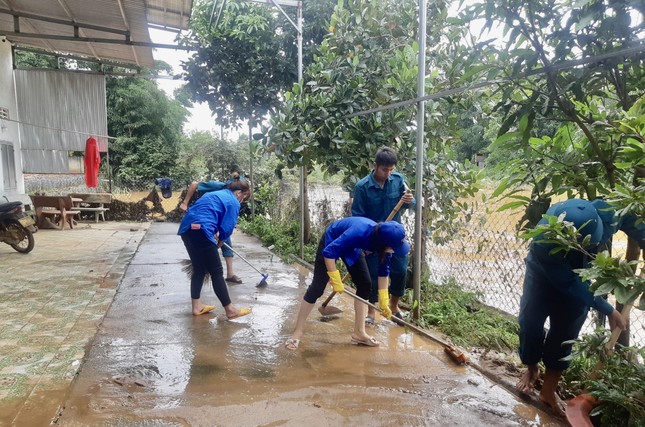 Thanh niên Đắk Nông giúp người dân khắc phục hậu quả mưa lũ ảnh 1