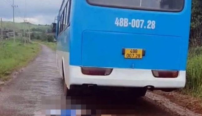 Xe máy va chạm ô tô đưa đón học sinh, nam sinh lớp 8 tử vong ảnh 1