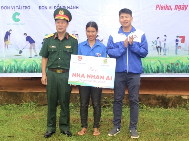 Thanh niên Pleiku và Công an tỉnh Gia Lai trồng hàng ngàn cây xanh ảnh 2