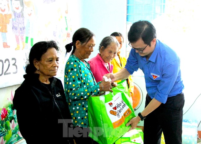 Anh Bùi Quang Huy kiểm tra chiến dịch tình nguyện hè, trao quà gia đình chính sách ở Gia Lai ảnh 9
