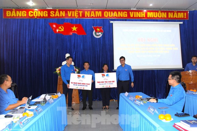 Anh Bùi Quang Huy kiểm tra chiến dịch tình nguyện hè, trao quà gia đình chính sách ở Gia Lai ảnh 1