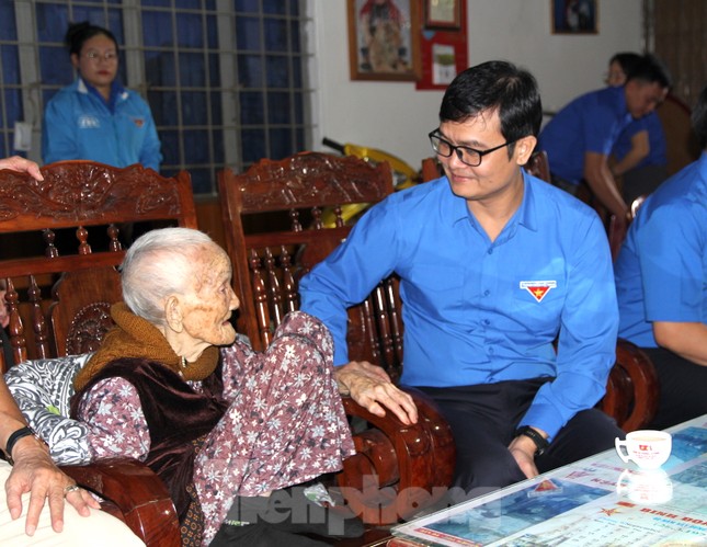 Anh Bùi Quang Huy kiểm tra chiến dịch tình nguyện hè, trao quà gia đình chính sách ở Gia Lai ảnh 3