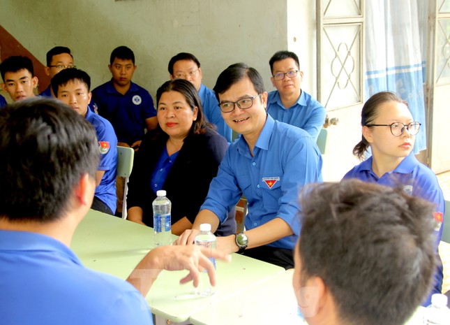 Anh Bùi Quang Huy kiểm tra chiến dịch tình nguyện hè, trao quà gia đình chính sách ở Gia Lai ảnh 4