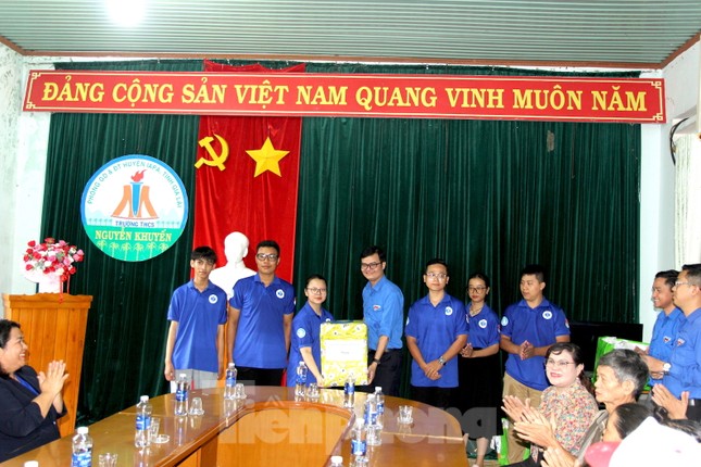 Anh Bùi Quang Huy kiểm tra chiến dịch tình nguyện hè, trao quà gia đình chính sách ở Gia Lai ảnh 6